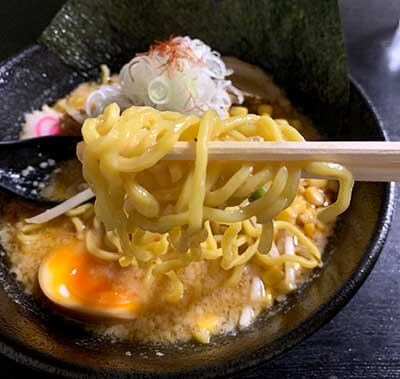 つけ麺岡崎の味噌ラーメン、中太麺の画像